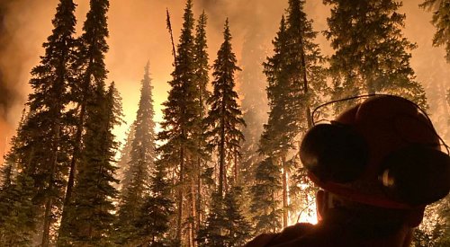 UPDATE: Hwy 95 closes south of Golden as wildfire jumps highway, evac orders issued